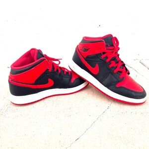 Like new, excellent condition and youth 6 air jordan.